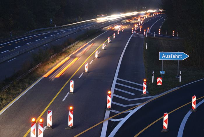 Wöffler Verkehrstechnik - Absperrbaken auf Strasse bei Nacht