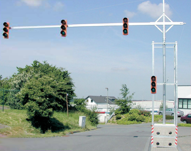 Wöffler Verkehrstechnik - Gittermastkonstruktion über Strasse