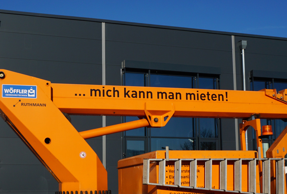 Wöffler Verkehrstechnik - Steiger mit Slogan
